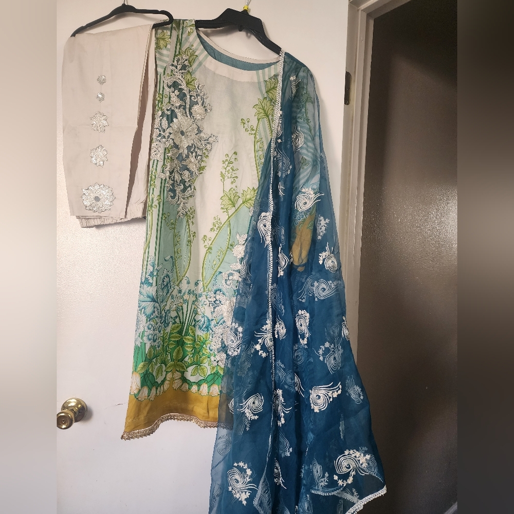 Embrioderd Shalwar Kameez Suit